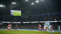 Manchester City tampil perkasa saat menjamu pemuncak klasemen Arsenal. Erling Haaland dan kolega menang telak 4-1 atas Meriam London. (AP Photo/Dave Thompson)