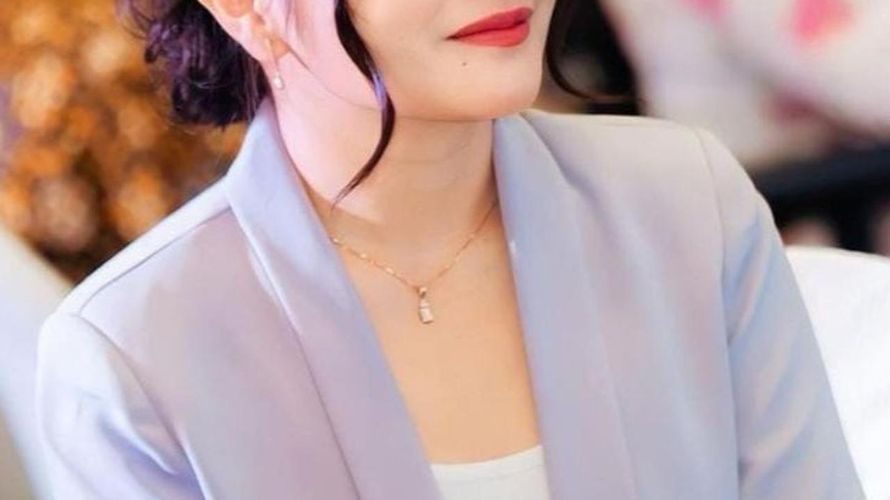 Makeup Prilly juga disorot lantaran tampil dengan natural. Diketahui bahwa ia make up sendiri tanpa MUA.<br>