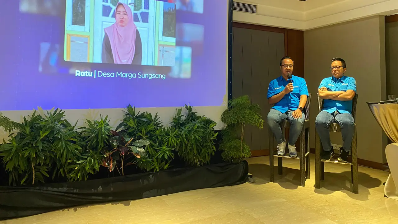 Senior Manager Marketing Biznet Adrianto Sulistyo dan Senior Vice President Network Biznet Agus Ariyanto dalam acara Grand Launching pembangunan infrastruktur kabel fiber optik bawah laut pertama dengan nama Biznet Nusantara Cable System-1 atau BNCS-1.