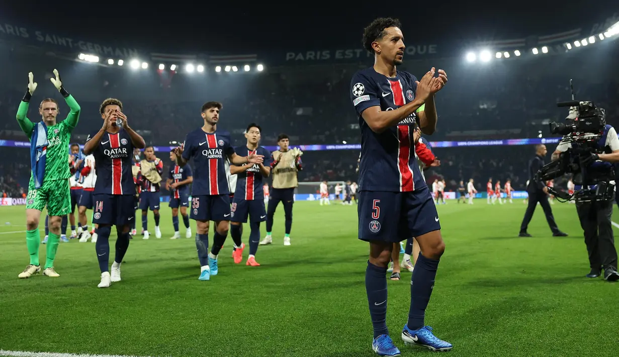 Pemain Paris Saint-Germain, Marquinhos (kanan) berbareng rekan setimnya memberikan penghormatan kepada para suporter di akhir laga matchday 1 League Phase Liga Champions 2024/2025 melawan Girona FC di Stadion Parc des Princes, Paris, pada Rabu (18/9/2024) alias Kamis (19/9/2024) awal hari WIB. (FRANCK FIFE/AFP)