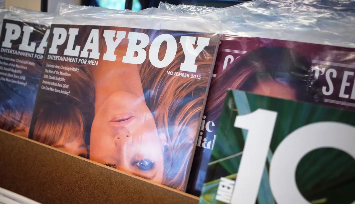 Majalah Playboy edisi November 2015 terlihat di toko buku di Maryland, Selasa (13/10). Majalah Playboy menyatakan berhenti memuat foto wanita telanjang karena perkembangan internet membuat majalah porno tak lagi menjadi komersial. (AFP PHOTO/Mandel NGAN)