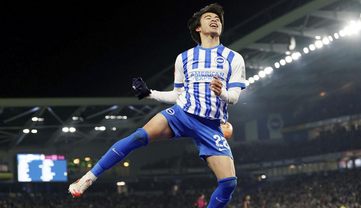 Pemain Brighton, Kaoru Mitoma melakukan selebrasi setelah mencetak gol kemenangan ke gawang Chelsea dalam laga putaran keempat Piala FA 2024/2025 di Amex stadium, Brighton, Inggris, Minggu (09/02/2025) dini hari WIB. (AP Photo/PA/Gareth Fuller)