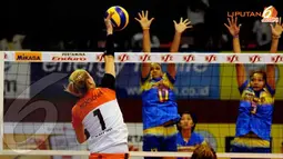 Kecermelangan pemain asing Jakarta BNI 46 Kociova belum mampu meredam pemain Jakarta Popsivo PGN dalam laga lanjutan Proliga di Jakarta (Liputan6.com/Helmi Fithriansyah)
