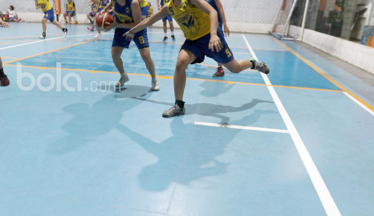 Para Pebasket Merpati Bali tengah serius berlatih di Futsal Hut, Asaba Arena, Jumat (20/1/2017). Latihan ini guna persiapan mengikuti kompetisi "Merpati Bali Basketball Challenge" di Denpasar, Bali, 2-7 Februari 2017. (Bola.com/Nicklas Hanoatubun)