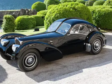 Bugatti Type 57 SC Atlantic dikenal dengan sebutan "Style Icon", mobil ini adalah coupe langka yang merupakan salah satu mobil paling berharga di dunia. Hanya terdapat 4 unit yang dibuat di seluruh dunia, dan dalah satunya dimiliki oleh desainer Ralph Lauren. Dan, keberadaan salah satu unitnya tidak diketahui. Disebut-sebut sebagai mobil sport super mewah, Bugatti Type 57 SC Atlantic dengan desainnya yang elegan adalah kendaraan yang tak tertandingi ketika diluncurkan pada tahun 1939 dan masih ada hingga sekarang. (Source: hotcars.com)