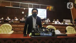 Mendes PDTT Abdul Halim Iskandar bersiap mengikuti rapat kerja dengan Komisi V DPR di Senayan, Jakarta, Senin (11/4/2022). Rapat membahas isu-isu terkait desa tertinggal serta rekruitmen Tenaga Pendamping Desa. (Liputan6.com/Angga Yuniar)