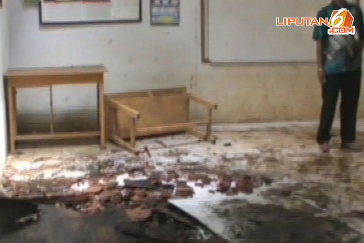 atap-sekolah-ambruk140110a.jpg