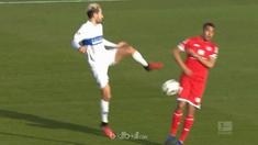 Gelandang Darmstadt, Mario Vrancic diusir wasit karena tendangan ini. This video is presented by BallBall