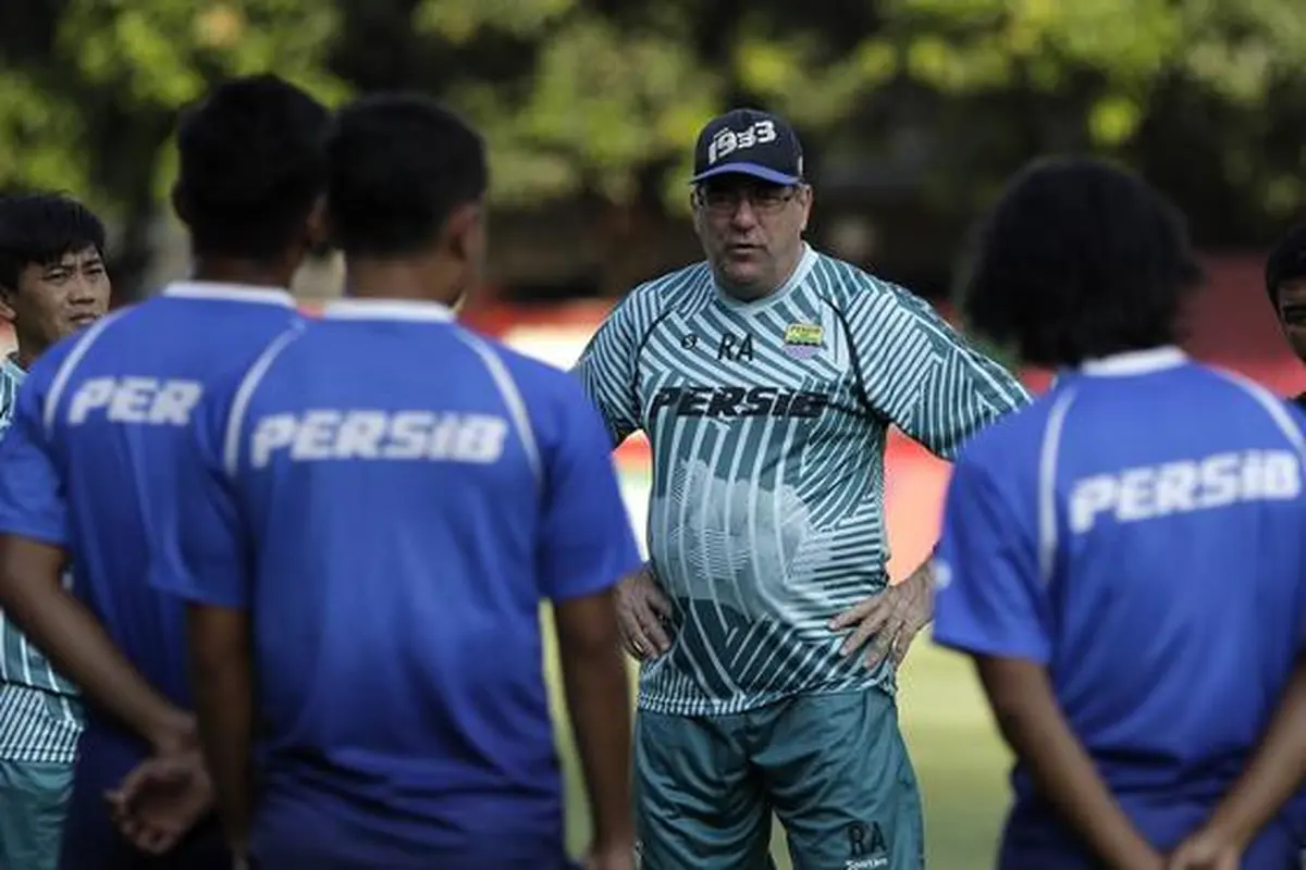 6 Pelatih Asing yang Setia Menunggu Shopee Liga 1 Berlanjut