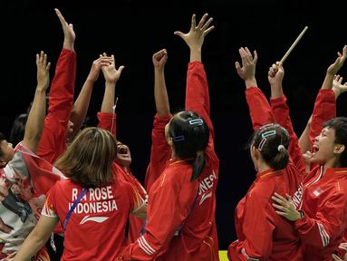 Tim putri Indonesia sukses menyingkirkan Korea Selatan lewat kemenangan 3-2 pada babak semifinal Piala Uber 2024 di Hi-Tech Zone Sports Centre Gymnasium, Chengdu, China, Sabtu (4/5/2024). Tiga angka kemenangan Tim Uber Indonesia dihasilkan lewat sapu bersih di nomor tunggal melalui aksi Gregoria Mariska Tunjung, Ester Nurumi Tri Wardoyo dan Komang Ayu Cahya Dewi. Hasil ini mengulang pencapaian 16 tahun lalu saat terakhir kali para srikandi bulu tangkis Indonesia mentas di final Piala Uber tahun 2008. (AP Photo/Ng Han Guan)
