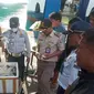 Petugas Pelabuhan Penyebrangan Gorontalo menahan dua boks daging celeng dan tikus beku (Arfandi/Liputan6.com)