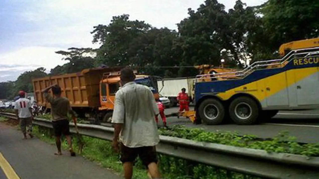 Video Kecelakaan Beruntun Truk di Tol Dalam Kota