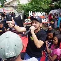 Vokalis Nidji Giring Ganesha merasa suasana Pilkada DKI Jakarta yang akan dilakukan pada 2017 mendatang semakin panas. Demi mendinginkan suasana, ia mencoba menghibur masyarakat dengan caranya sebagai musisi. (Syaiful Bahri/Bintang.com)