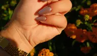 Velvet Nails, Tren Manikur Mewah dengan Efek Magnetik yang Memikat