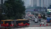 Bus TransJakarta saat melewati kawasan Bundaran HI, Jakarta. (Liputan6.com/Faizal Fanani)
