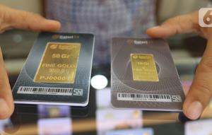 Petugas memperihatkan emas batangan yang dijual di Galeri 24 Pegadaian, Jakarta, Jumat (25/3/2022). Harga emas Antam di Pegadaian kembali naik. Hari ini harga emas Antam naik Rp 6.000 menjadi Rp 1 juta per gram, pada 25 Maret 2022. (Liputan6.com/Angga Yuniar)