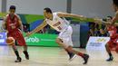 Pemain Indonesia, Arki Wisnu berusaha menjangkau bola dari kejaran pemain Timor Leste pada laga perdana test event Basketball Asian Games 2018 di Hall A Senayan, Jakarta, Rabu (7/2/2018).  Indonesia menang 135-30. (Bola.com/Nicklas Hanoatubun)