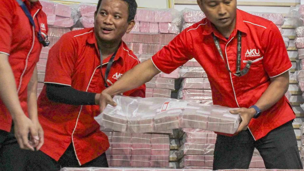 FOTO: KPK Pamerkan Rp 300 Miliar Uang Sitaan saat Serahkan Rp 883 Miliar ke Taspen