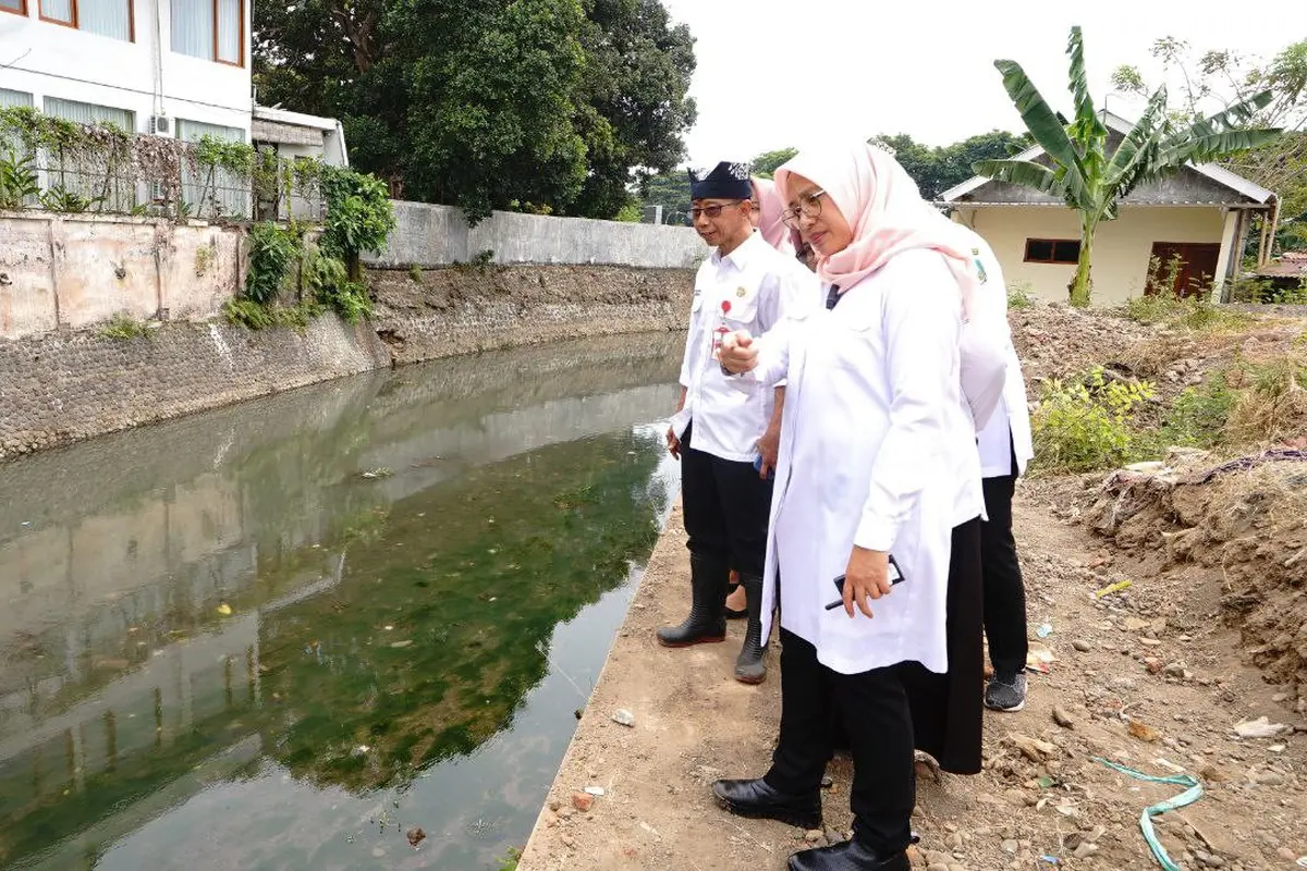 Bupati Banyuwangi Ipuk Fiestiandani cek Sungai Kalilo di Pusat Kota Banyuwangi sebagai antisipasi banjir pada musim penghujan (Istimewa)