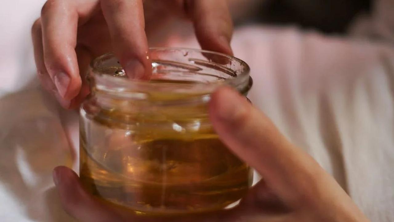 Tak hanya pagi hari, minum madu sebelum tidur juga bisa memberikan efek positif untuk tubuh.