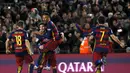 Para pemain Barcelona merayakan gol yang dicetak oleh Lionel Messi ke gawang Sevilla pada laga La Liga di Stadion Camp Nou, Spanyol, Minggu (28/2/2016). Barcelona berhasil menaklukan Sevilla 2-1. (Reuters/Albert Gea)