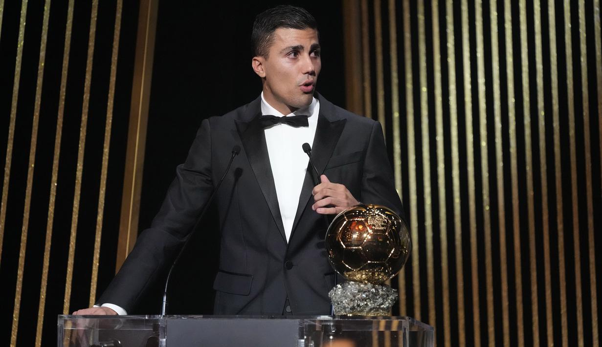 Pemain Manchester City, Rodri memberikan sambutan setelah mendapatkan penghargaan Ballon d'Or 2024 pada acara yang berlangsung di Theatre du Chatelet, Paris, Selasa (29/10/2024) dini hari WIB. (AP Photo/Michel Euler)
