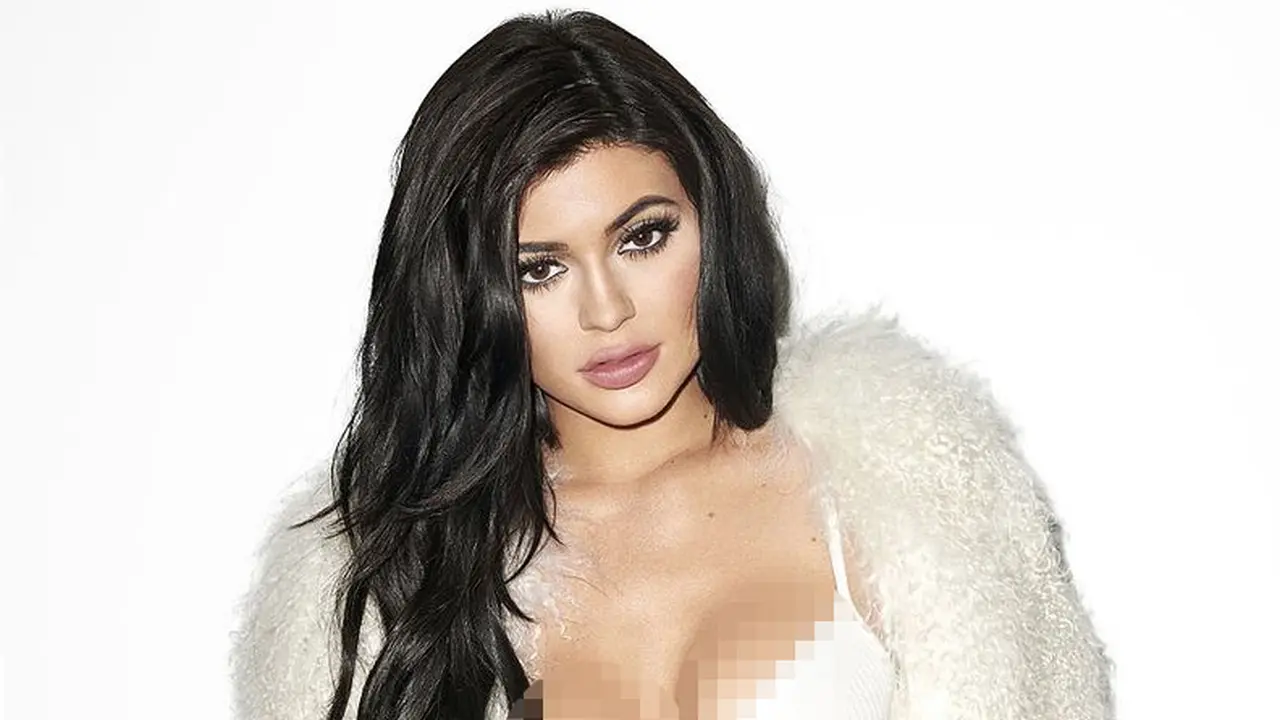 Kylie Jenner Pamer Payudara Di Depan Tyga