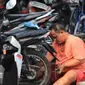 Mekanik memperbaiki motor di salah satu bengkel di Otista, Jakarta, Minggu (10/6). Calon pemudik motor mulai memenuhi bengkel guna menyervis atau mengganti suku cadang kendaraan sebelum digunakan untuk mudik Lebaran. (Liputan6.com/Angga Yuniar)