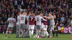Sempat terjadi kericuhan saat Manchester United bertamu ke markas West Ham. This video is presented by Ballball.