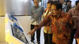 Menteri ATR/BPN, Sofyan Djalil melihat-lihat disela peluncuran Plaza KPR dan KPR Hotline di Jakarta, Selasa (12/12). Peluncuran sekaligus merayakan HUT ke-41 Kredit Pemilikan Rumah (KPR) PT Bank Tabungan Negara (Persero). (Liputan6.com/Angga Yuniar)