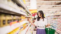 Seorang perempuan tengah belanja di minimarket. (Shutterstock/Dragon Images)