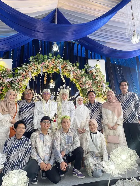Kini tercatat Andika Kangen Band menikah kelima kalinya. Andika juga terlihat serasi bareng Ayu Kartika bersanding dengan personel Kangen Band.  (Liputan6.com/IG/@izzy_alfarizi)