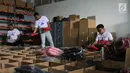 Pekerja menata stok pakaian di gudang baru Pakde di Bandung, (22/10). Pemilihan Bandung sebagai gudang baru Pakde (Paket Delivery) start up ini karena pertumbuhan ekonomi kreatifnya yang kian membaik. (Liputan6.com/Ho/Agus)