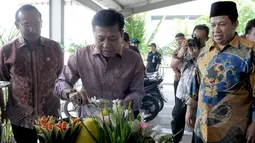 Ketua DPR Setya Novanto (tengah) didampingi Wakil Ketua DPR Fahri Hamzah (kanan), memotong tumpeng saat meresmikan Area Parkir Gedung DPR, Jakarta, Jumat (6/2/2015). (Liputan6.com/Andrian M Tunay)