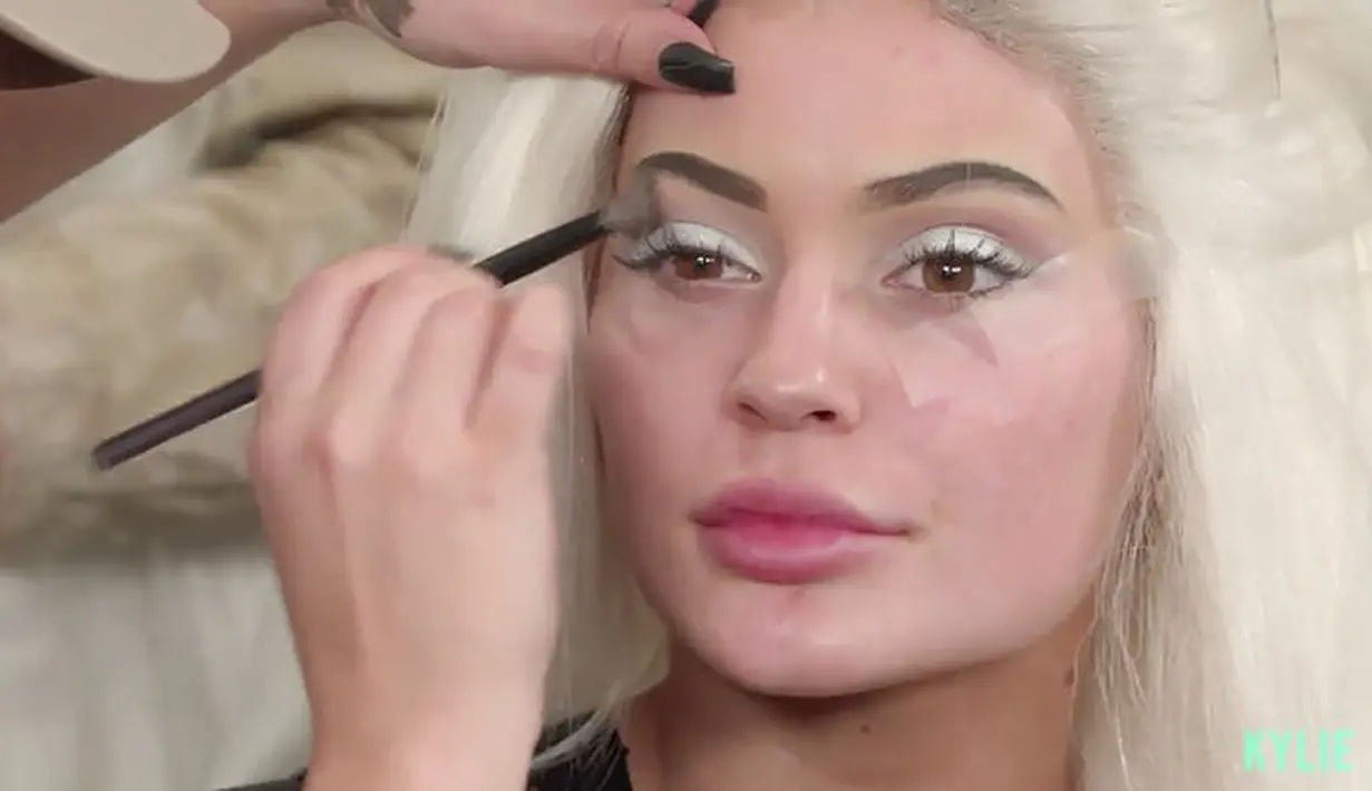 Nah kalau ini saat Kylie Jenner sedang didandani. Lihat rambutnya! (bornrealist)