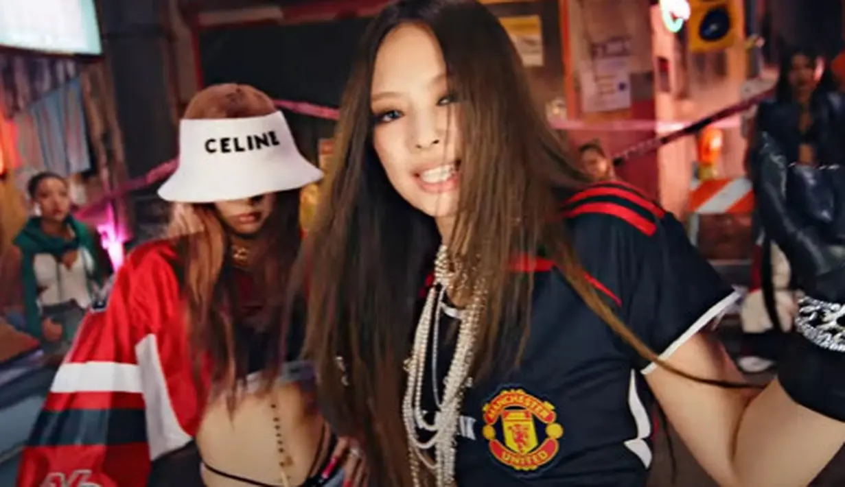 Lisa dan Jennie BLACKPINK kenakan jersey sambil pamer perut rata (YouTube BLACKPINK)