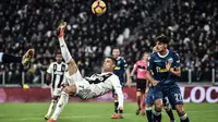 Cristiano Ronaldo menyumbang gol kemenangan Juventus saat bertanding melawan SPAL. (AFP/Marco Bertorello)