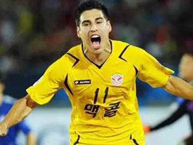 Selebrasi gol striker Seongnam Ilhwa, Dzenan Radoncic di perempat final Liga Champions Asia melawan Suwon Bluewings di Seongnam, 15 September 2010. Seongnam Ilhwa unggul 4-1. AFP PHOTO / JUNG YEON-JE 