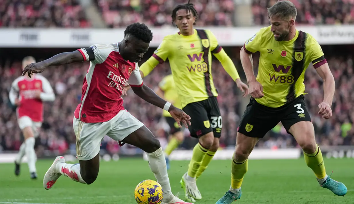 Arsenal mencetak gol keunggulan di injury times babak pertama. Manfaatkan umpan dari Bukayo Saka, Leandro Trossard membuat Arsenal unggul di menit ke-45+1 yang sekaligus menandai akhir babak pertama. (AP Photo/Kin Cheung)
