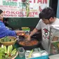 Tito sedang mengulek sambal setan di warung sambal setan Bang Udin (Liputan6.com/Komarudin)