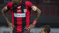Kapten Persipura, Boaz Solossa, ditemani sang putri sebelum bertanding melawan Bhayangkara FC pada laga Liga 1 Indonesia di Stadion Patriot, Bekasi, Sabtu (9/9/2017). Bhayangkara FC menang 2-1 atas Persipura. (Bola.com/Vitalis Yogi Trisna)