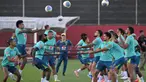 Para pesepakbola yang tergabung dalam tim nasional Brasil mengambil bagian dalam sesi latihan di stadion Manuel Barradas di Salvador, Negara Bagian Bahia, Brasil, pada 17 November 2024. (Nelson ALMEIDA/AFP)