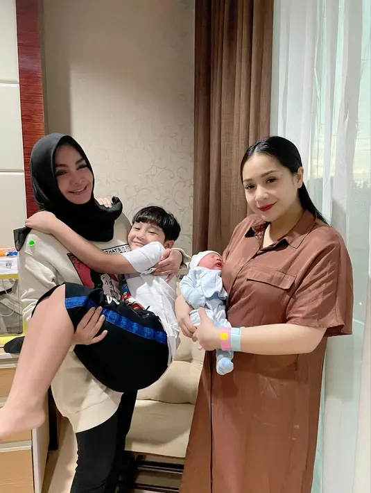Mama Rieta dan Rafathar (Instagram/rieta_amilia)