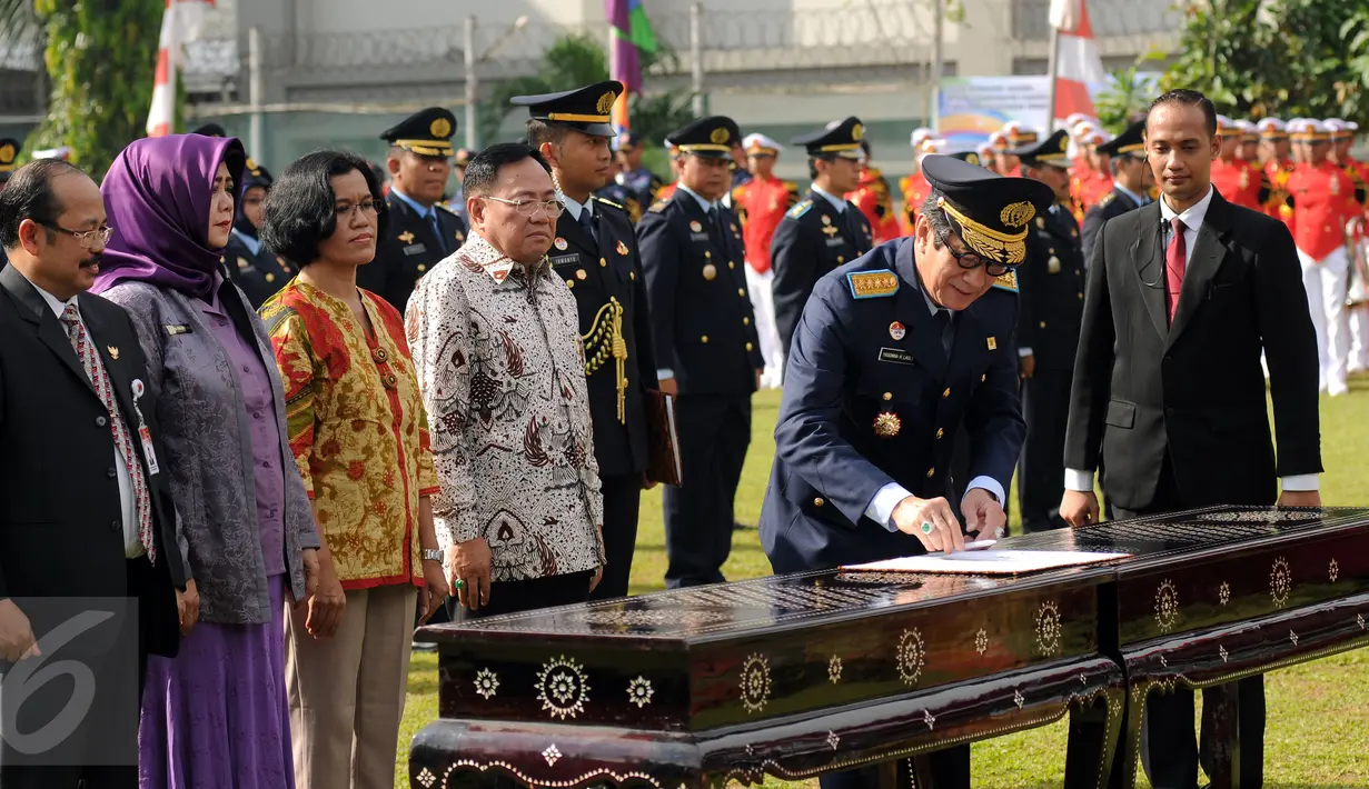 Menteri Hukum dan HAM, Yasonna H Laoly (kedua kanan) menandatangani MoU dengan pihak terkait saat peringatan Hari Pemasyarakatan ke-52 di Jakarta, Rabu (27/4/2016). Upacara disertai deklarasi melawan narkoba. (Liputan6.com/Helmi Fithriansyah)