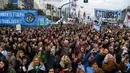 Ribuan orang berdemonstrasi menentang kebijakan Presiden Mauricio Macri di Buenos Aires, Argentina, Senin (9/7). Demo menentang pinjaman International Monetary Fund (IMF) ini dilakukan tepat di Hari Kemerdekaan ke-202 Argentina. (Eitan ABRAMOVICH/AFP)