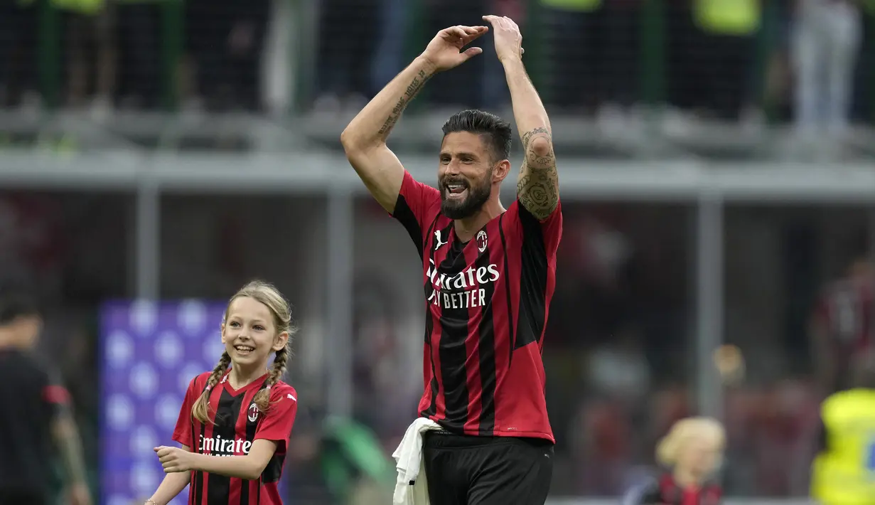 Olivier Giroud. Striker berusia 35 tahun ini baru memperkuat AC Milan selama 1 musim usai didatangkan dari Chelsea pada awal musim 2021/2022 dengan nilai transfer hanya 1 juta euro. Pada musim 2021/2022 ia total tampil dalam 29 laga di Serie A Liga Italia dengan torehan 11 gol dan 4 assist. Bersama Timnas Prancis ia telah mengoleksi 112 caps dengan torehan 48 gol dan 12 assist sejak melakukan debut pada 11 November 2011. (AP/Antonio Calanni)