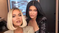 Khloe Kardashian dan Kylie Jenner (dok. Instagram @kyliejenner/https://www.instagram.com/p/B6G1GC_nOFV/Putu Elmira)