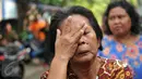 Tangis seorang ibu saat melakukan aksi penolakan pengosongan rumah aset kepemilikan PT KAI di Jalan Menara Air, Kelurahan Manggarai, Jakarta, Selasa (19/7). Warga menolak terhadap pengosongan rumah yang dilakukan oleh PT KAI. (Liputan6.com/Gempur M Surya)