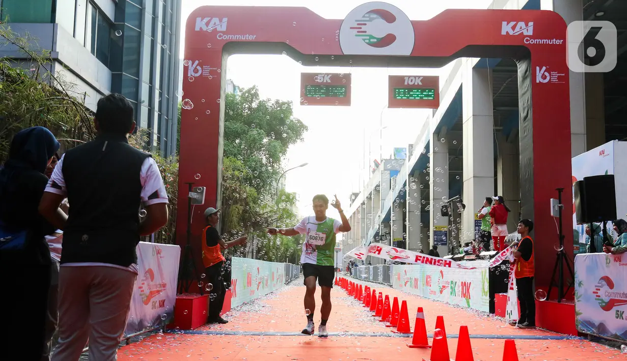 Pelari memasuki garis finis saat mengikuti KAI Commuter Run 2024 di Jakarta, Minggu (8/9/2024). (Liputan6.com/Herman Zakharia)