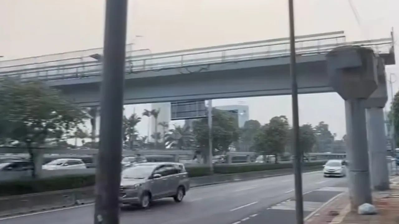 Penampakan JPO di Depan Gedung DPR Tanpa Akses Tangga. (Dok: Instagram @warga.jakbar)
